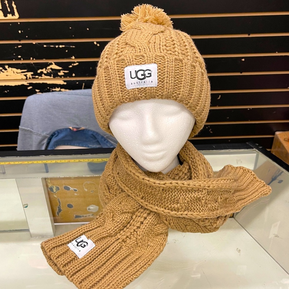 🥰😍❤️ Cable knit UGG beanie and scarf set! ❤️